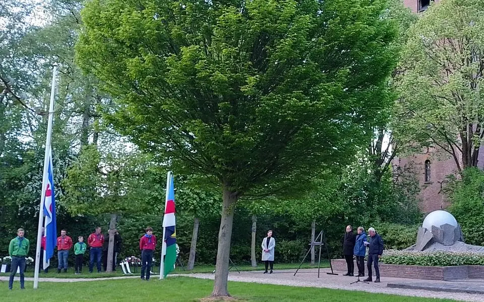 Achtkarspelen herdenkt: vlaggen, verhalen, nooit vergeten