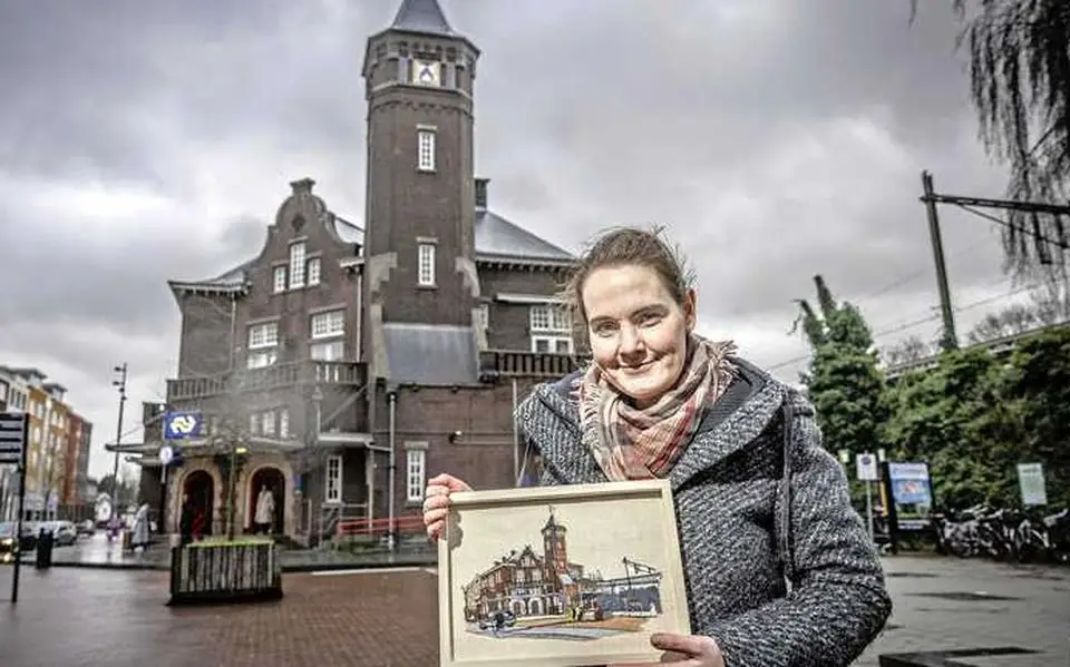 Sandra tekent alle 642 stationsgebouwen in Nederland en die van Tzummarum komt op een postzegel