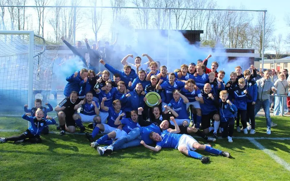 Voetbalvereniging IJVC in IJlst bestaat 100 jaar en ontvangt Koninklijke erepenning