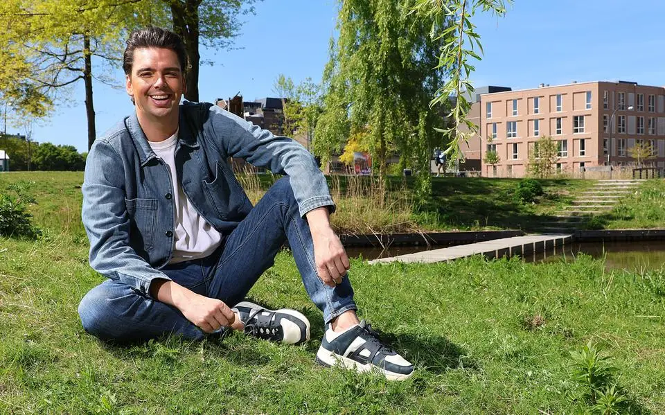 Yves Berendse leeft z’n droomleven als artiest. ‘Ik voel me ineens one of the guys’