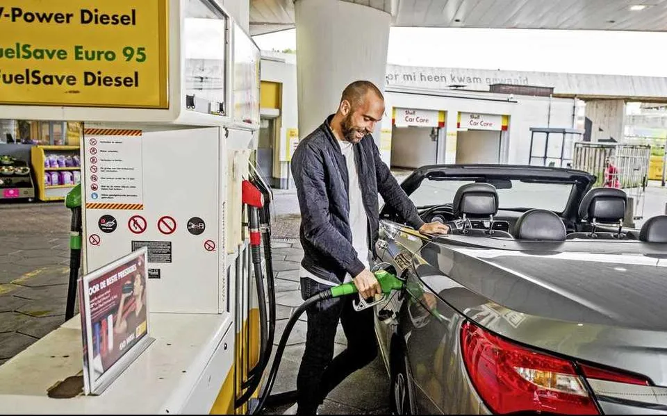 Waarom automobilisten vanaf morgen goedkoper kunnen tanken: ’Soort dubbelslag’