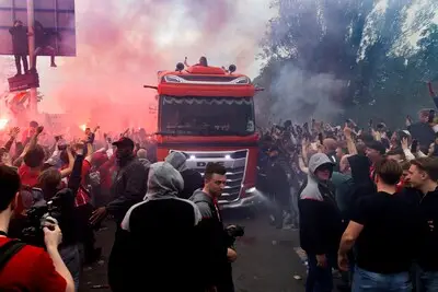 Mannen en vrouwen PSV bij dubbel kampioenschap samen op Stadhuisplein gehuldigd: ‘Maar zullen scenario niet jinxen’