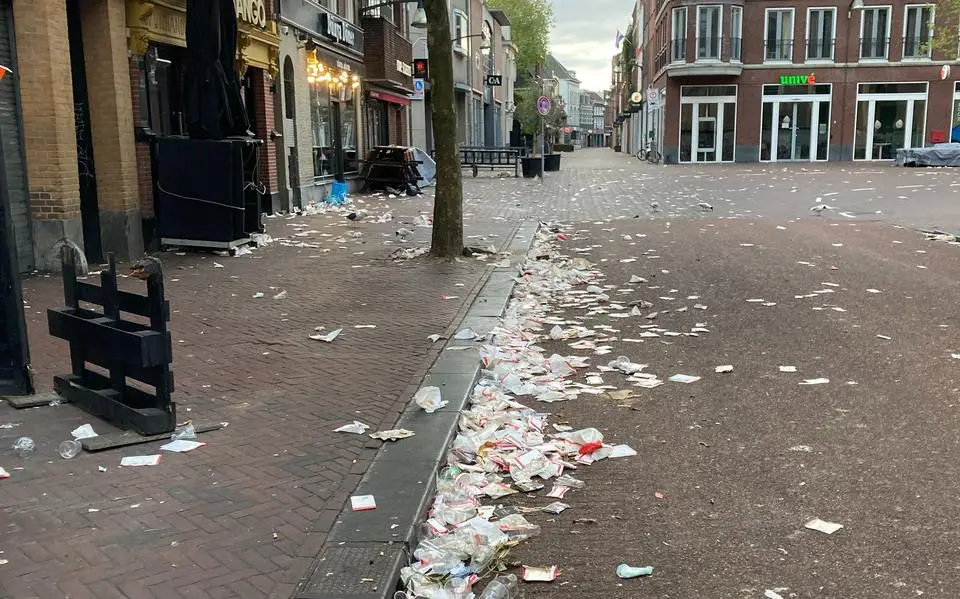 Zoveel honderden kilo’s zwerfafval moet Leeuwarden iedere week opruimen na uitgaansnacht