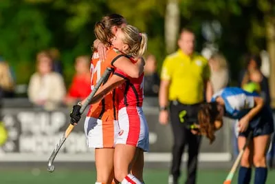 Laatste fluitsignaal brengt verlossing: Oranje-Rood ook volgend seizoen op het hoogste niveau