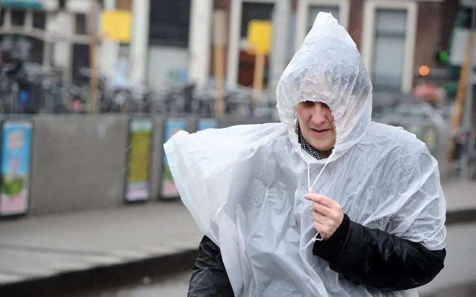 Einde aan een lange droge periode: stevige buien en krachtige wind maakt het nog frisser