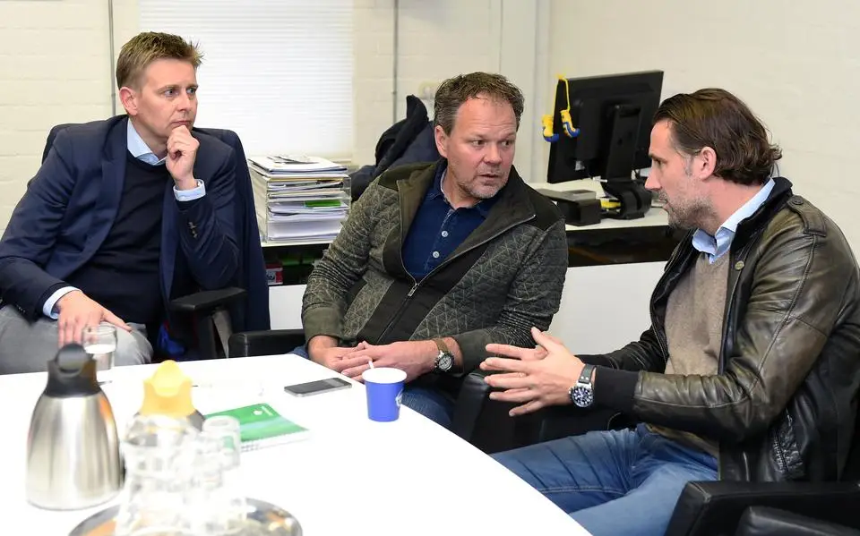 Wie gaat er met het bureau van Henk de Jong vandoor of het spelerskluisje van Bryant Nieling? Interieur oud-Cambuurstadion wordt geveild