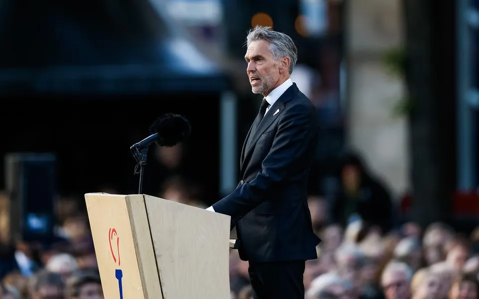 Premier Dick Schoof tijdens Dodenherdenking: ‘Op de donkerste momenten horen we echo uit het verleden’