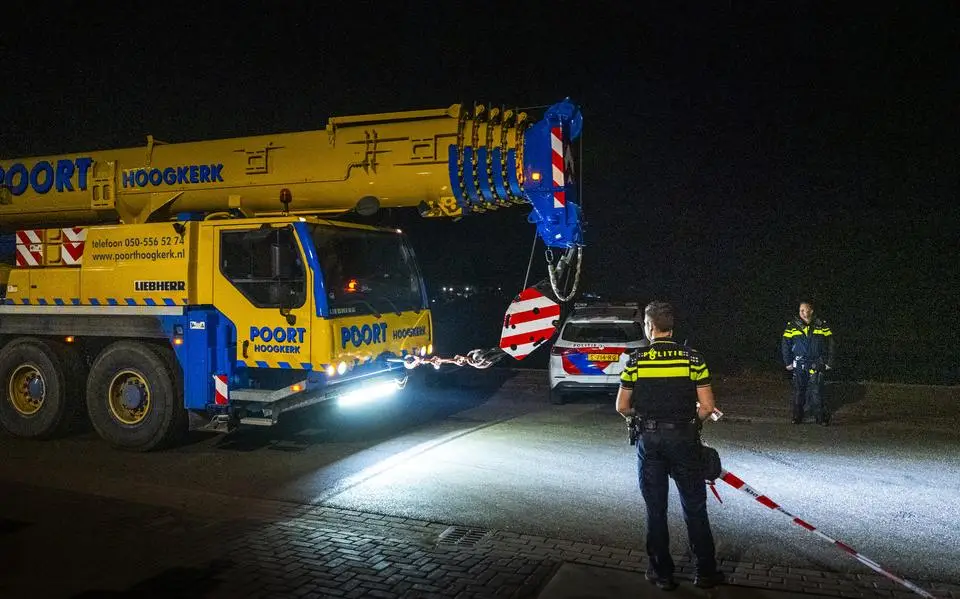 Auto met Jeffrey en Emma lag kwartier na vertrek uit Beerta al in het water in Winschoten. Waarom schaalde politie pas volgende dag op?