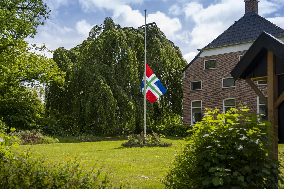 Beerta rouwt om Emma en Jeffrey: veel tranen en vlaggen half stok. ‘Vreselijk, vreselijk’