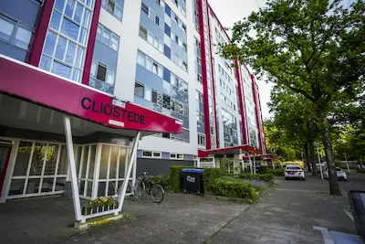 Hoogbejaarde vrouw slachtoffer van babbeltruc in Eindhovense flat, verzekeringspapieren en ringen gestolen