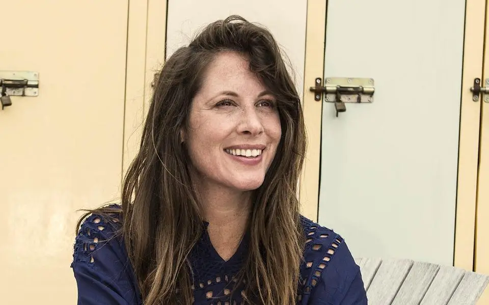 Dit is Basja (47) van Schiermonnikoog. Zij bepaalde welke drie violisten naast Claude op het Eurovisiesongfestival staan