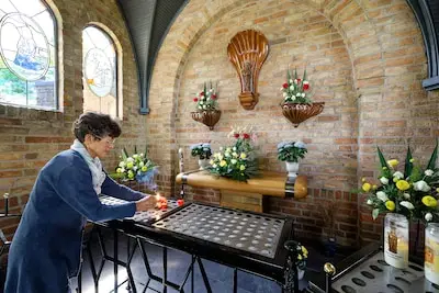 Haar moeder (89) stapte tot vlak voor haar dood elke week op de fiets om hier een kaarsje op te steken, nu doet Anneke dat zelf