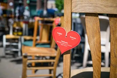 Verkeersdoden Brabant herdacht: ‘Al die verschillende stoelen: het beeld is niet mooi, wel treffend’