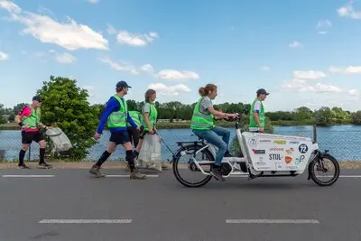 In hoog tempo 72 kilometer wandelen en ondertussen zwerfafval prikken: ‘De blaren staan op mijn voeten’