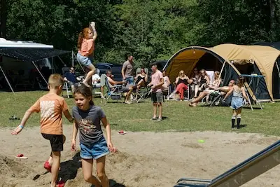 Marloes kampeert al jaren met héle groep, maar partytent moet thuisblij­ven: ‘Met z’n allen eigenlijk niet meer welkom’