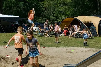 Marloes kampeert al jaren met héle groep, maar partytent moet thuisblijven: ‘Want hoe meer zielen, hoe meer herrie’