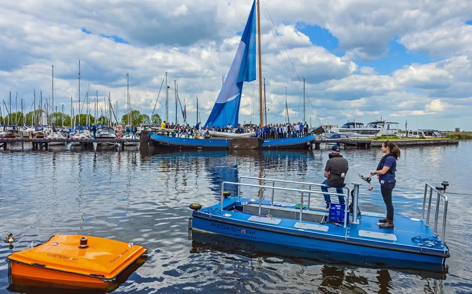 Waarom er donderdag een gigantische blauwe vlag wappert boven de jachthaven van Woudsend