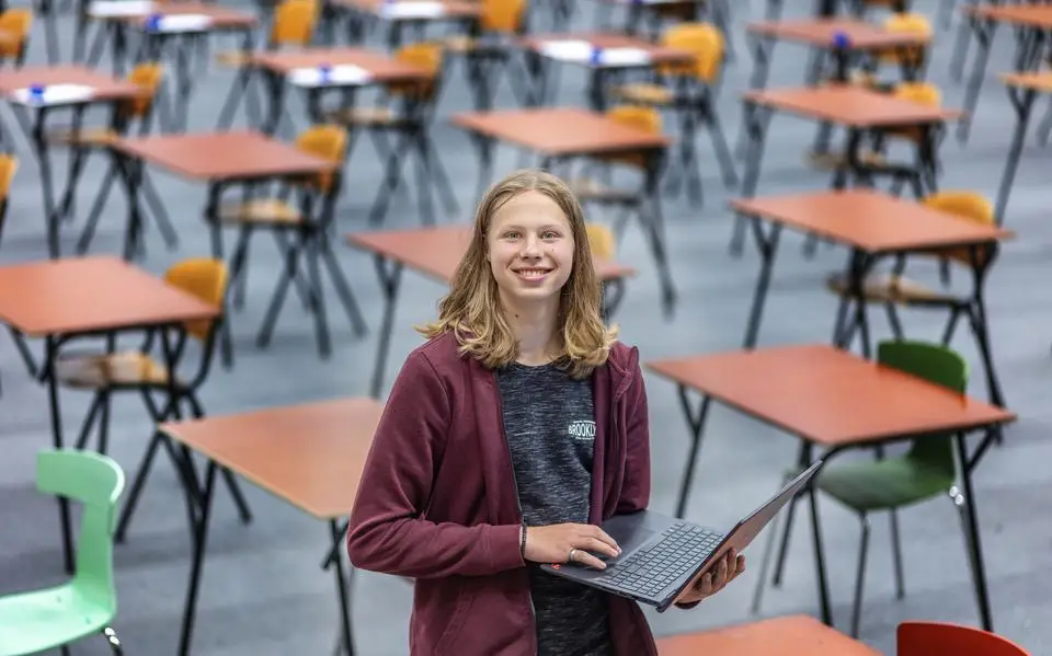 Bowen (16) uit Blesdijke mag fonetisch typen op examen: ‘Zolang het maar klinkt als het juiste woord’