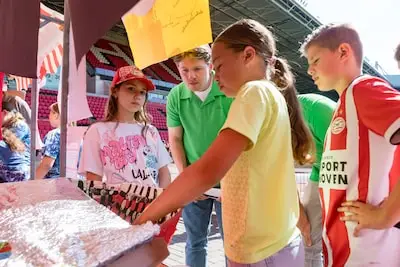 Van EHBO-drone tot happy meal: leerlingen bedenken PSV-innovaties van morgen