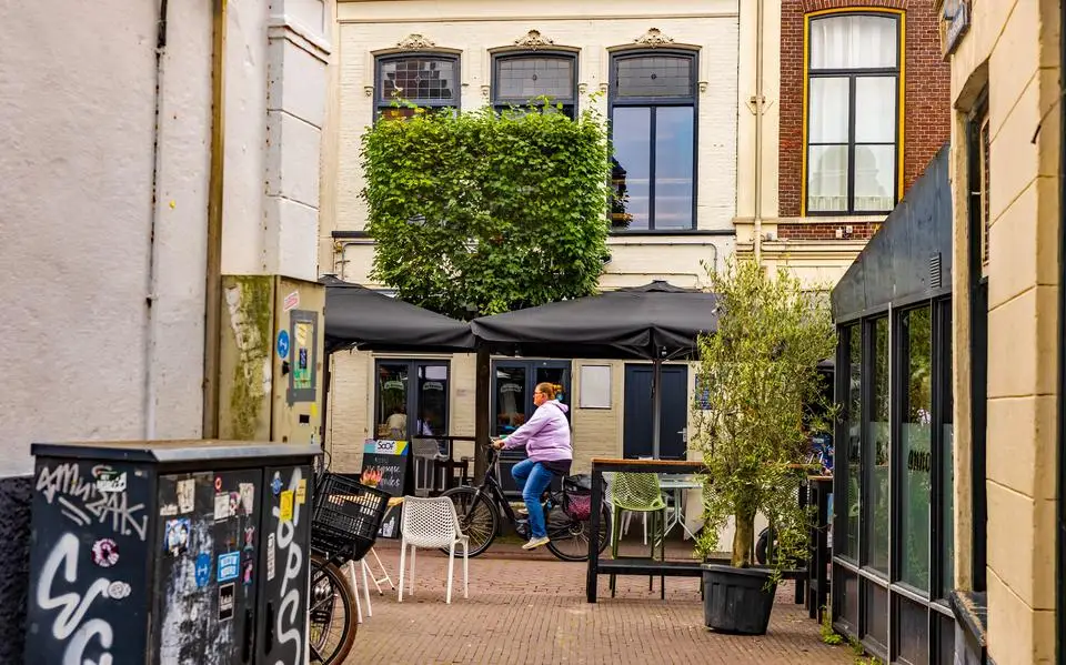 Vijf jaar cel geëist tegen portier die man uit Surhuisterveen zwaar verwondde bij café De Swetser in Heerenveen