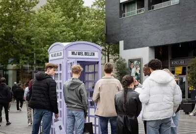‘Mij wel bellen’: smeekt een paarse telefooncel die opeens in Tilburg opduikt