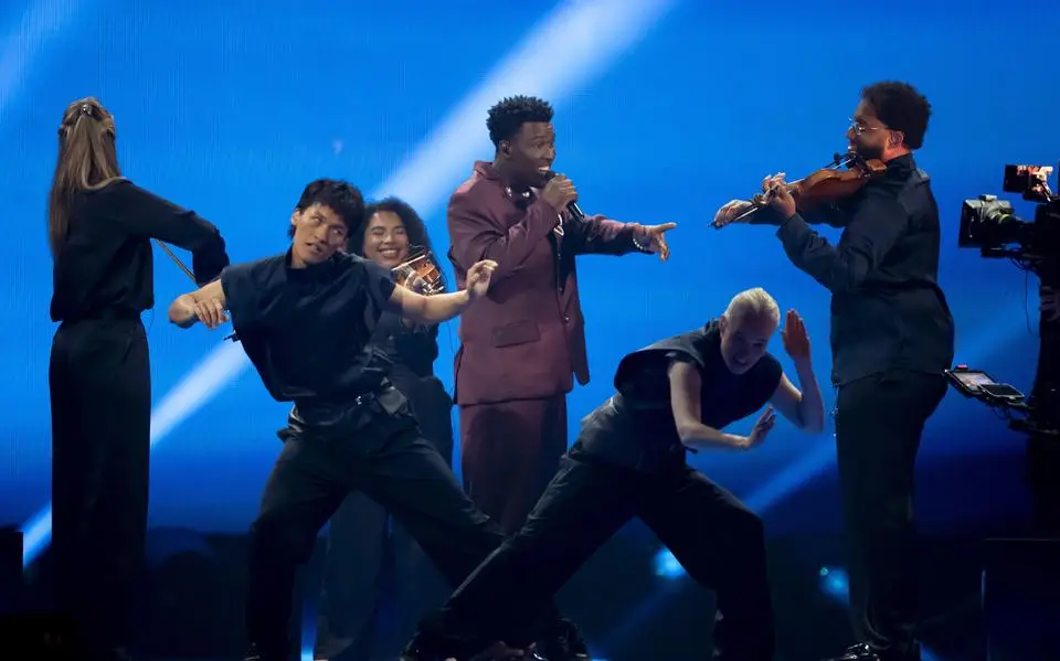 Patricia (32), student muziektherapie in Leeuwarden, staat met haar viool naast Claude op het Songfestivalpodium