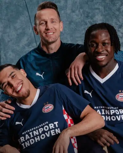 PSV presenteert het nieuwe uitshirt (en speelt er dit seizoen al in)