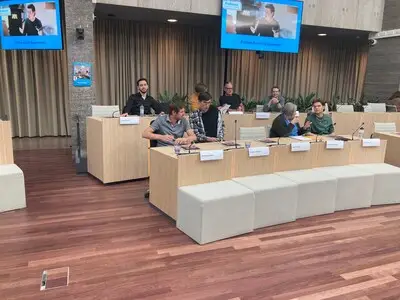 Raadszaal als tijdelijk klaslokaal, speciale cursus trekt bewoners naar het stadhuis: ‘Ik wil niet aan de zijlijn staan’