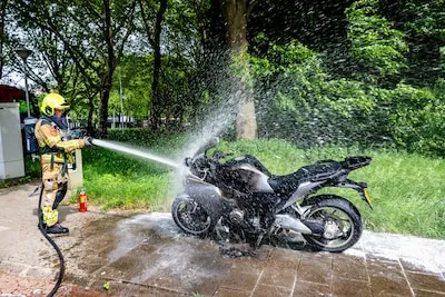 Motor vat al rijdend vlam op Midden-Brabantweg in Tilburg