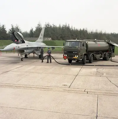 De F-16 stond op ‘pootjes’ van DAF en die staan nu in het DAF-Museum