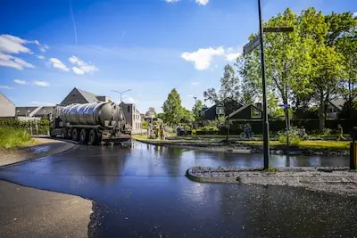Onder mest bedolven rotonde in Breugel moet afgegraven worden vanwege ontdekte olie