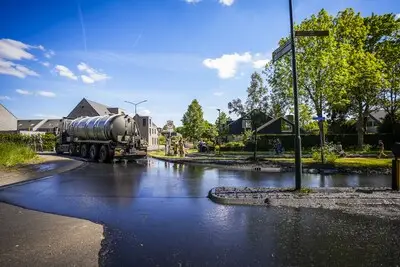 Onder mest bedolven rotonde in Son moet afgegraven worden vanwege ontdekte olie