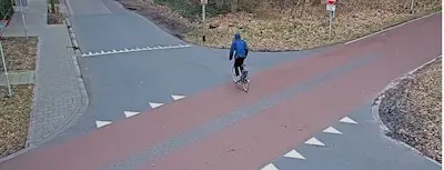 Man (67) laat zijn hondjes uit in Tilburg en roept wat naar jongen met capuchon: even later ligt hij met gebroken kaak op de grond