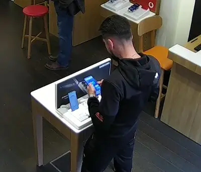 Man grijpt binnen enkele seconden drie dure smartphones in Helmondse telefoonwinkel