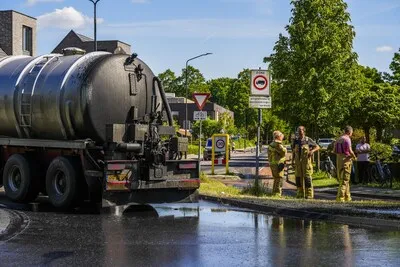 Giertank spat uit elkaar in Son en Breugel, ‘fontein van zwart, naar stront ruikende drab’
