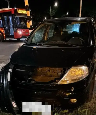 Auto vliegt uit de bocht en klapt tegen verkeerslicht in Tilburg, maar als omstanders de politie bellen slaan de bestuurders op de vlucht...