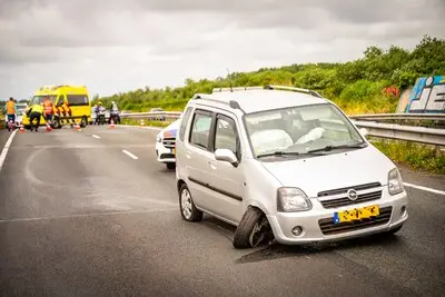 Wiel van auto  breekt af op N11 bij Alphen aan den Rijn