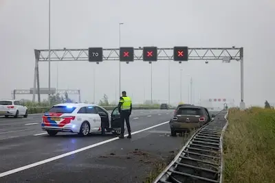 Politiewagen botst met gestolen auto na achtervolging op A12, man (23) en vrouw (22) nog in de cel