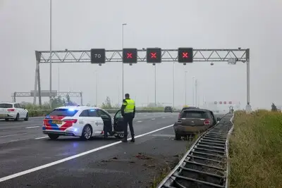 Politiewagen botst met gestolen auto na achtervolging op A12, man (23) en vrouw (22) aangehouden