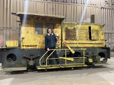 ‘Beetje uit de hand gelopen’: horecaman Sander Overweg koopt locomotief en knapt die op als cadeau voor de Spoorzone