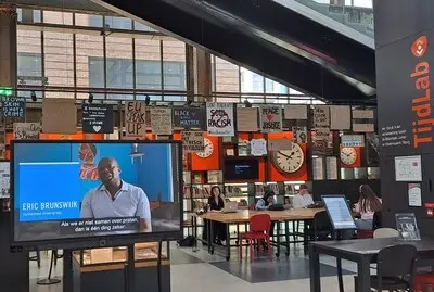 Protestborden Black Lives Matter te zien in de LocHal in Tilburg