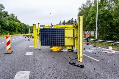 Automobilist klapt op pijlwagen, weg bezaaid met brokstukken