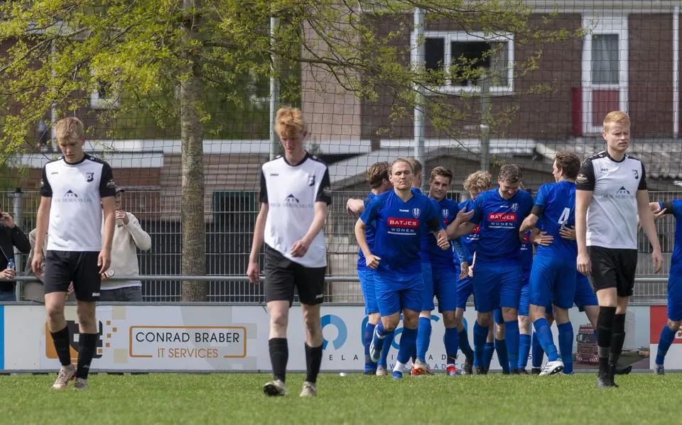 Degradeert Delfstrahuizen na 24 jaar naar de 5e klasse? Eén schrale troost: de ‘klusploeg’ blijft altijd achter de club staan