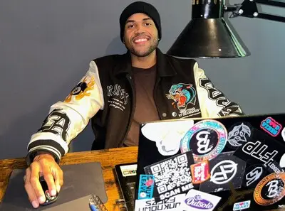 Delroy (29) geeft logo’s aan gevels een make-over: ‘Als ik een Comic Sans-lettertype zie, móét ik dat fiksen’