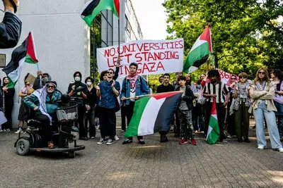 Pro-Palestina demonstranten barricaderen deuren van universiteitsgebouw van Tilburg University