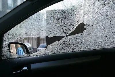 Ze veroorzaakte ruim 26.000 euro schade aan dure auto’s van ex-schoonfamilie van haar broer, maar waarom?