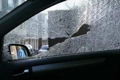 Eindhovense gooide stenen op dure auto’s van ex-schoonfamilie van haar broer