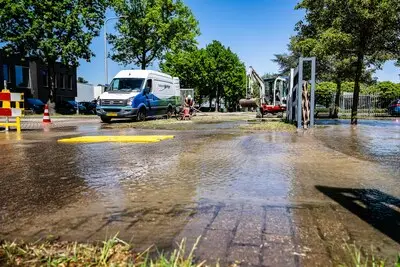 Leidingbreuk veroorzaakt sinkhole in Tilburg, bedrijven tijdelijk zonder water