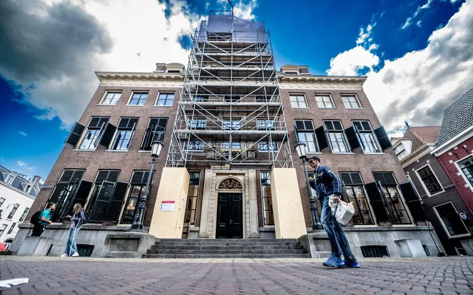 Windvaan, vlaggenmast, koepel en degenkruis stadhuis Leeuwarden beschadigd