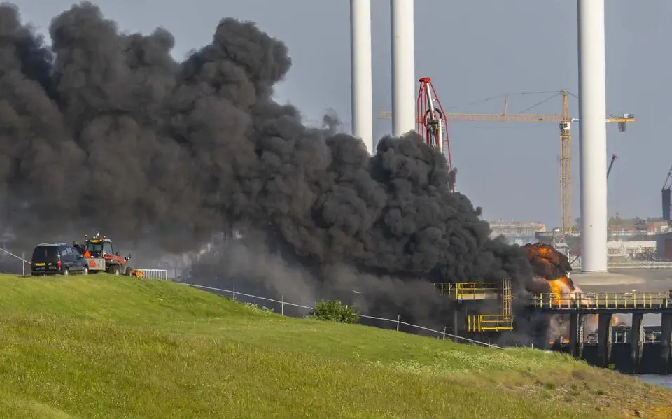Bergers uit Harlingen eisen ruim 150.000 euro na grote tankerbrand bij Delfzijl